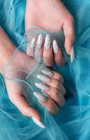 weiblich Hände mit Blau Nagel Design. Blau Nagel Polieren Maniküre. foto