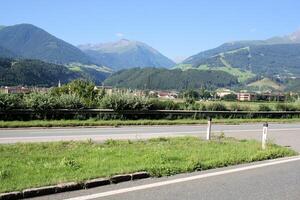 ein Aussicht von das österreichisch Berge im das Sommer- foto