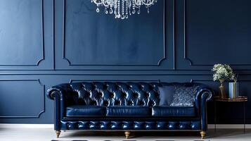 exquisit ernannt und reich dekoriert formal Leben Zimmer im ein luxuriös Villa oder Palast Innere mit getuftet Leder Sofa, Kronleuchter und foto