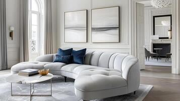 elegant Leben Raum mit gebogen Licht grau Sofa und tief Blau Kissen aalen im natürlich Tageslicht foto