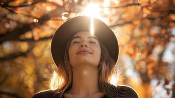 zusammengesetzt Frau im Herbst Vordächer strahlend Sonnenstrahlen Freude foto