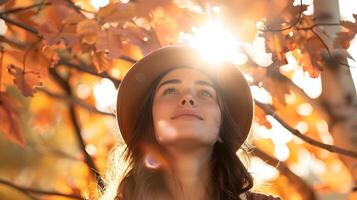 zusammengesetzt Frau erfreulich im Herbst golden Sonnenstrahlen unter das beschwingt Überdachung foto