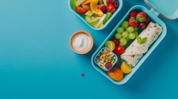 Mittagessen Box auf ein hell Blau Hintergrund präsentieren ein Gut ausgewogen Mahlzeit von Früchte foto