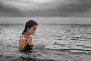 Porträt der Frau, die sich im Schwimmbad entspannt. foto