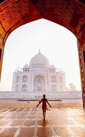 asiatische junge Frau Tourist im Taj Mahal am frühen Morgen, foto