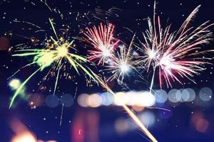 Hintergrund festliches neues Jahr mit Feuerwerk und Bokeh. foto