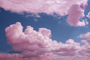 Rosa grenzenlos Weite von das Himmel mit Kumulus Wolken und Strahlen von das Sonne, Momente von Tagesanbruch und Sonnenuntergang foto