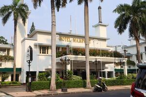 ein Vorderseite Aussicht von Hotel Majapahit. ein historisch Hotel. Surabaya, Indonesien - - 21 Februar 2024 foto