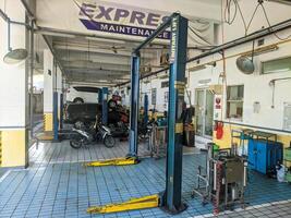 ein Auto Reparatur Garage von Toyota Bedienung Center. Surabaya, Indonesien - - 6 maret 2024 foto