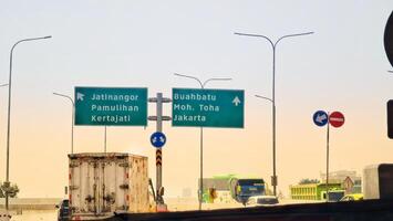 Bandung, Indonesien auf Dezember 20, 2023. ein Schmetterling Zeichen beim das Maut Straße Überschneidung gegenüber jatinangor Abonnieren kertajati und buah batu moh toha Jakarta. foto