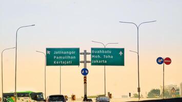 Bandung, Indonesien auf Dezember 20, 2023. ein Schmetterling Zeichen beim das Maut Straße Überschneidung gegenüber jatinangor Abonnieren kertajati und buah batu moh toha Jakarta. foto