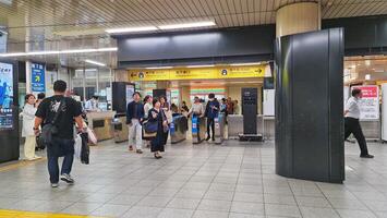 Kyoto, Japan auf Oktober 1, 2023. Eingang und Ausfahrt Tore von ein Bahnhof Das werden Tafel das Abonnieren Linie. foto