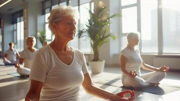 älter Frauen trainieren Yoga, meditieren im Yoga Klassen und führen ein aktiv und gesund Lebensstil. Pensionierung Hobbys und Freizeit Aktivitäten zum das Alten. Bokeh im das Hintergrund. foto