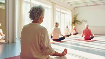 älter Frauen trainieren Yoga, meditieren im Yoga Klassen und führen ein aktiv und gesund Lebensstil. Pensionierung Hobbys und Freizeit Aktivitäten zum das Alten. Bokeh im das Hintergrund. foto