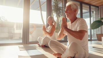 ein Alten Paar trainieren Yoga, meditieren im Yoga Klassen und führen ein aktiv und gesund Lebensstil. Pensionierung Hobbys und Freizeit Aktivitäten zum das Alten. Bokeh im das Hintergrund. foto