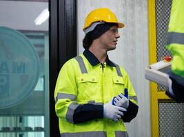 Arbeit verwenden Mann männlich jung Erwachsene Gelb Helm Helm Sicherheit Uniform Fabrik Ingenieur Konstruktion Einrichtung Fachmann Herstellung Techniker Arbeit Produktion Kopfbedeckungen Entwicklung Vorarbeiter Projekt foto