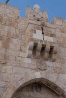 Israel, Jerusalem, alt Stadt, Löwen Tor. Dekor auf das Stein Mauer in der Nähe von das Eingang foto