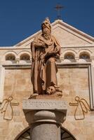 Statue von st. Hieronymus in der Nähe von das Main Eingang zu das Kirche von Heilige Katharina, Bethlehem foto