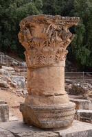 Antiquität Säule im das Ruinen von ein uralt Stadt im Israel. Gebäude die Architektur Element. hoch Qualität Foto
