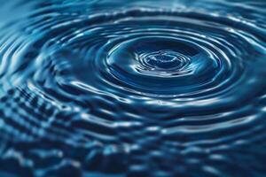 perfekt Tröpfchen Erstellen Wellen im Blau Wasser foto