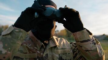 Heer Mann Kamikaze Drohne Pilot mit vr Headset auf seine Kopf foto