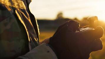 Militär- Drohne Pilot Hände zu fallen Bomben auf das Ziel zu Sein Schuss Nieder foto