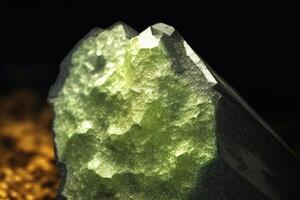 Sacharowit Fossil Mineral Stein. geologisch kristallin Fossil. dunkel Hintergrund Nahansicht. foto