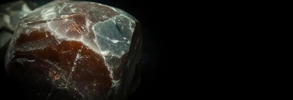 Thermonatrit Fossil Mineral Stein. geologisch kristallin Fossil. dunkel Hintergrund Nahansicht. foto