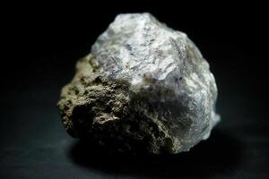 Veatchit Fossil Mineral Stein. geologisch kristallin Fossil. dunkel Hintergrund Nahansicht. foto