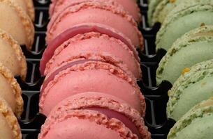 Himbeere und Pistazie Macarons im ein Plastik Kasten, Dessert foto