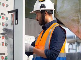 männlich Mann Person Menschen Mensch prüfen oben Checkliste Weiß Helm Helm Sicherheit Elektrizität Technologie Industrie Techniker Bedienung Mann Steuerung Prüfung Installation Handwerker Schalter Schaltkreis Sicherung Box foto