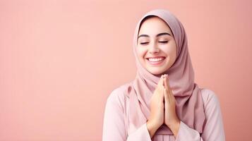 europäisch Frau tragen Schal ist beten und lächelnd auf Rosa Hintergrund foto