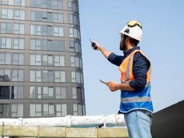 männlich Mann Person Menschen Rückseite zeigen Finger heiter Gebäude Stadt städtisch Blau Himmel Hintergrund Kopieren Raum Ingenieur Konstruktion Arbeit Job Manager planen Strategie Einrichtung die Architektur Vorarbeiter Projekt foto