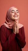 europäisch Frau tragen Schal ist beten und lächelnd auf rot Hintergrund foto