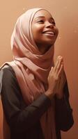 afrikanisch Frau tragen Schal ist beten und lächelnd auf braun Hintergrund foto