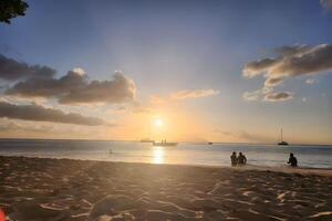 Kunst schön Sonnenuntergang Über das tropisch Strand foto