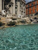 Fontana di Trevi, trevi Brunnen im Rom. das trevi Brunnen ist das größten Barock Brunnen, ist einer von das die meisten berühmt Wahrzeichen im Rom. foto