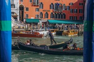 Venedig, Italien - - April 2,2023. Venedig großartig Kanal, Touristen Reiten Gondeln foto