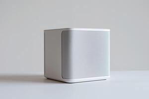 ein Computer Lautsprecher einstellen mit ein glatt, minimalistisch Design, präsentiert gegen ein rein Weiß Segeltuch foto