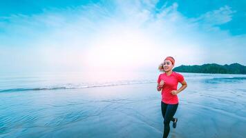 Frau joggt morgens am Strand. Entspannen Sie sich beim Meeresspaziergang. im Sommer foto