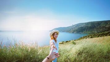 asiatische Liebhaberpaare Frau und Mann reisen Natur. Reisen entspannen. Meer im Sommer. Promthep-Kap, Phuket, Thailand. foto