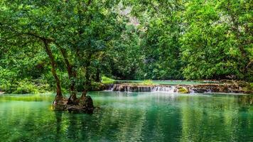 natürlicher Hintergrund Wasserfall. Wasserfall Smaragdpool, schöner tiefer Waldwasserfall in thailandnatural background Wasserfall. Wasserfall Smaragdpool, schöner tiefer Waldwasserfall in Thailand foto