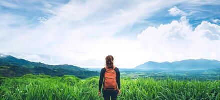 asiatische frauen reisen schlafen entspannen. morgenstimmung natur wälder, berge. Khaoko Thailand foto