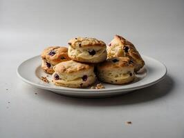 Scones mit Blaubeeren auf ein Weiß Teller auf ein Weiß Hintergrund foto