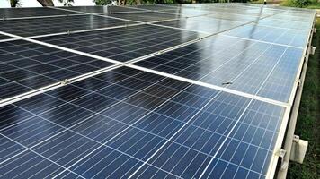 Anzeige von Solar- Paneele im das Nachmittag gegenüber Indonesien gehen Grün foto