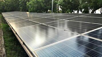 Anzeige von Solar- Paneele im das Nachmittag gegenüber Indonesien gehen Grün foto