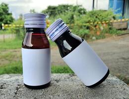 Medizin Flasche braun Farbe mit ein leer Etikette zum Attrappe, Lehrmodell, Simulation oder Präsentation Attrappe, Lehrmodell, Simulation Sammlung foto