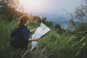 Frau reisen. weibliche reisende reisen natur berg karte navigation