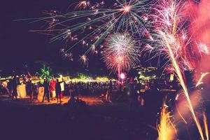 Hintergrund festliches neues Jahr mit Feuerwerk und Bokeh. Silvesterfeuerwerk am Strand. foto