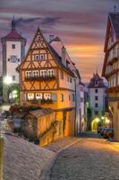 das berühmt Platz im Rothenburg ob der Tauber namens Plönlein beim Nacht, Franken, Bayern, Deutschland foto